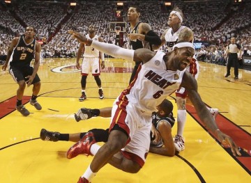 世界杯官方下载-NBA总决赛得分榜更新！有人死扛有人靠团队 到底谁的冠军最水？